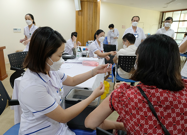Sáng 12/7: Nhiều người 'lười' tiêm vaccine COVID-19 mũi 3 và 4, trong khi biến thể phụ BA.4, BA.5 đã xâm nhập cộng đồng