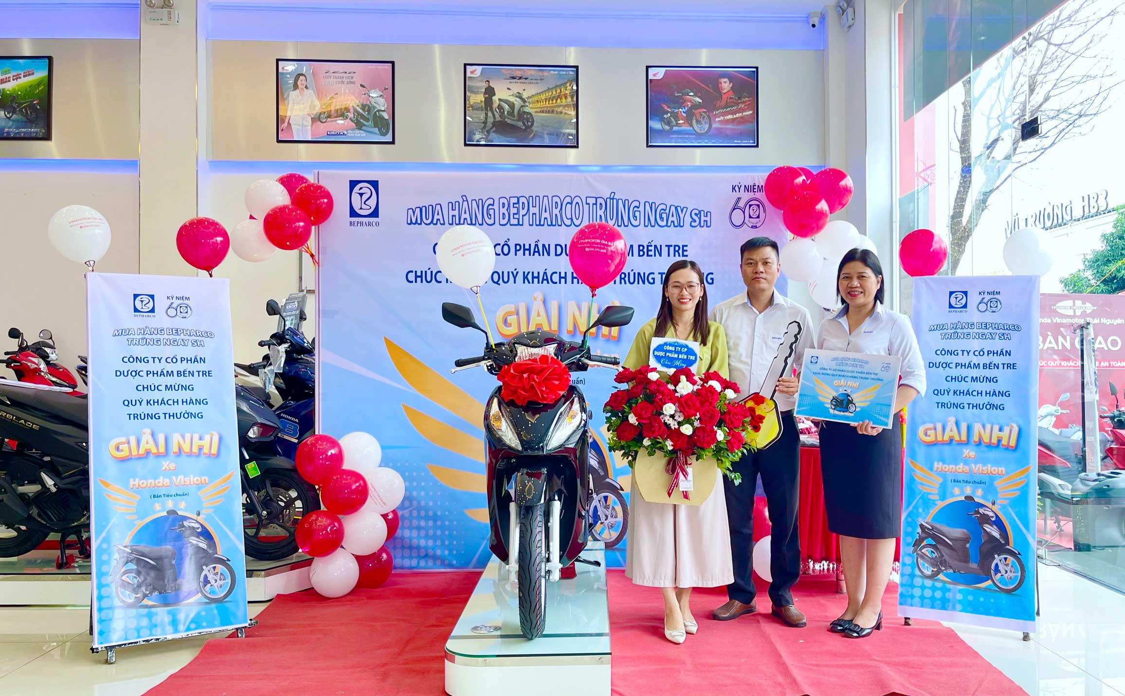 Bepharco tiếp tục trao giải Honda Vision cho khách hàng may mắn tại Thái Nguyên