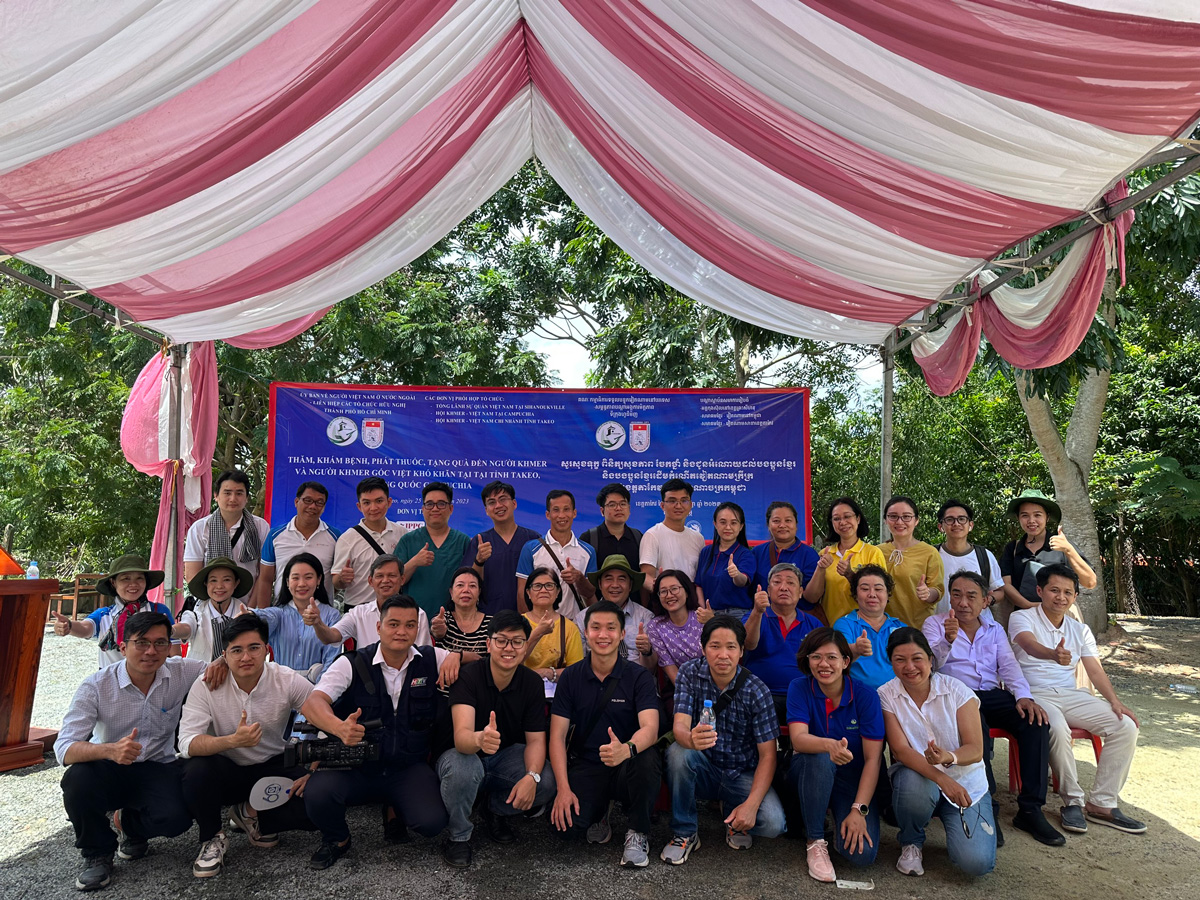 Hoạt động khám bệnh, phát thuốc cho người Việt Nam và người dân khó khăn tại Campuchia