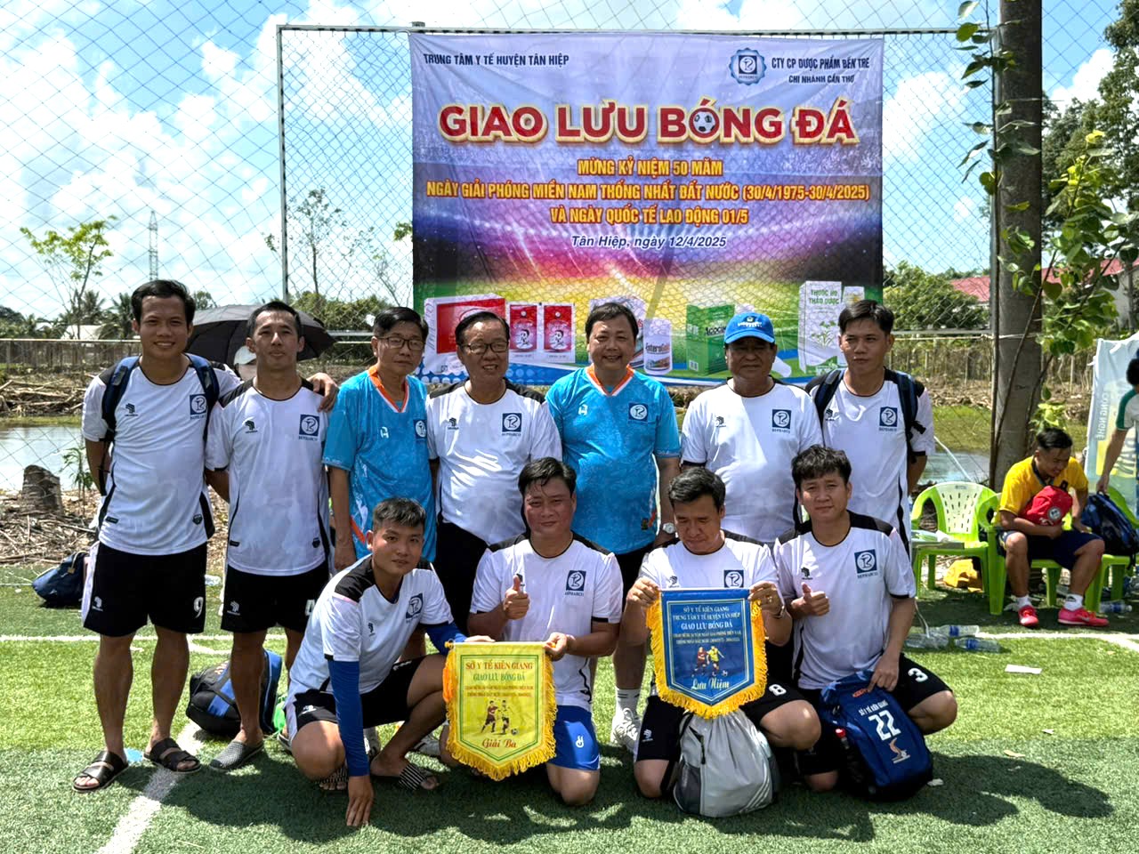 CHÁY HẾT MÌNH CÙNG GIẢI BÓNG ĐÁ GIAO LƯU MỪNG 50 NĂM THỐNG NHẤT ĐẤT NƯỚC 30/4 & QUỐC TẾ LAO ĐỘNG 01/05.